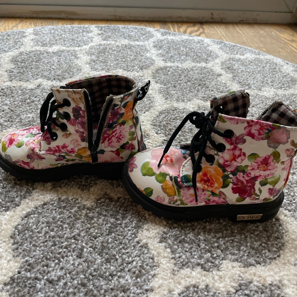 Xian xiu toddler boots size 10